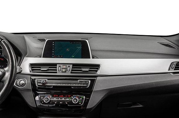 Moderne skjerm med klimakontroller gir enkel regulering.