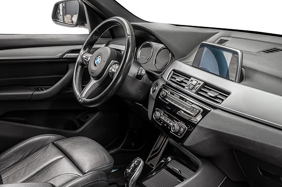 Kombinasjon av skinnratt, berøringsskjerm og effektiv kontrollpanel.