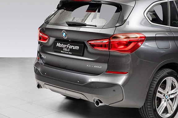 Dobbel eksos og LED-baklys understreker bilens sportslige karakter.