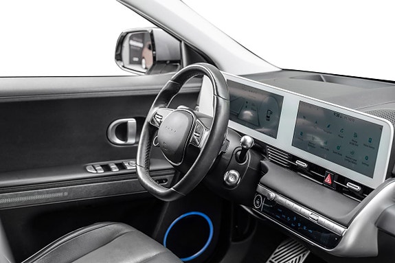 Førerorientert cockpitsdesign med dobbel skjerm og multifunksjonsratt.