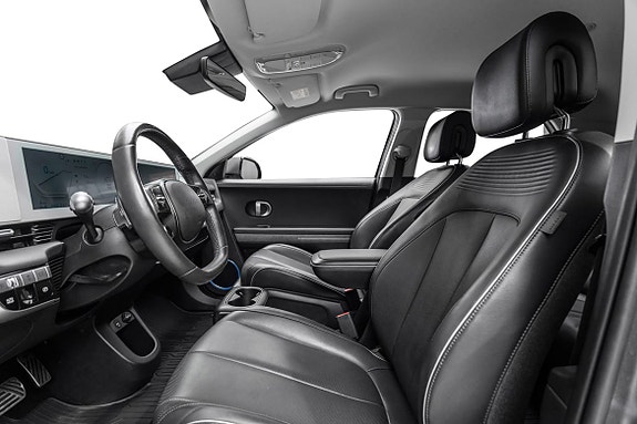 Luksuriøse skinnseter og stor touchskjerm for enkel betjening.