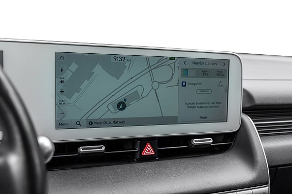 Infotainment med kartvisning og enkel app-integrasjon.