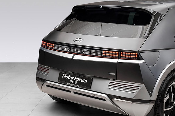 Bakende med tonede vinduer og stilrene LED-baklykter.