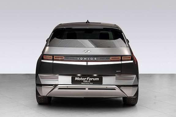 Tøff bakside med tydelig modellnavn og moderne LED-lys.