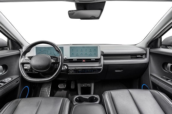 Dobbel touchskjerm gir intuitiv kontroll og førsteklasses design.