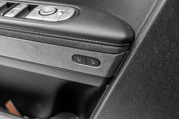 Kvalitetsmaterialer og smarte betjeningselementer for komfort.