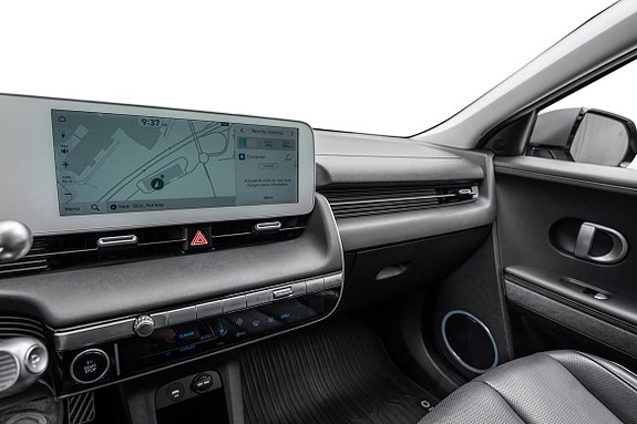 Touchskjerm med navigasjon og app-tilkobling for smartere kjøring.