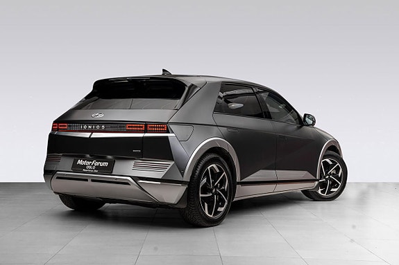 Stilren baklyktdesign kombinerer moderne look og funksjonalitet.