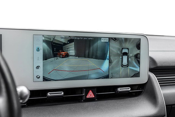 Stor skjerm med ryggekamera og parkeringsassistent for enkel parkering.