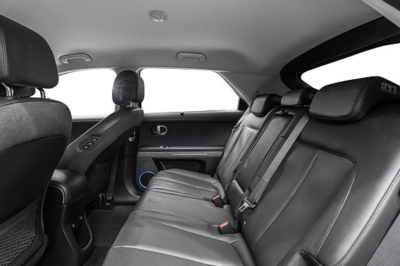 Romslig baksete med premium skinn og komfortable hodestøtter.