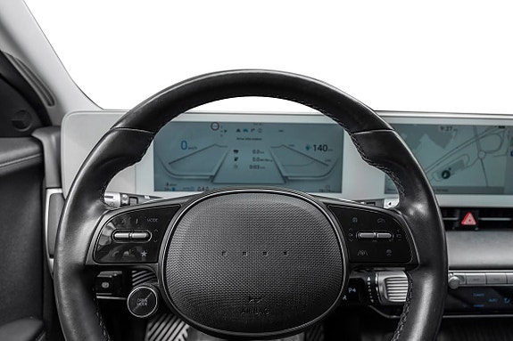 Digitale skjermer med navigasjon og førerassistanse i fokus.