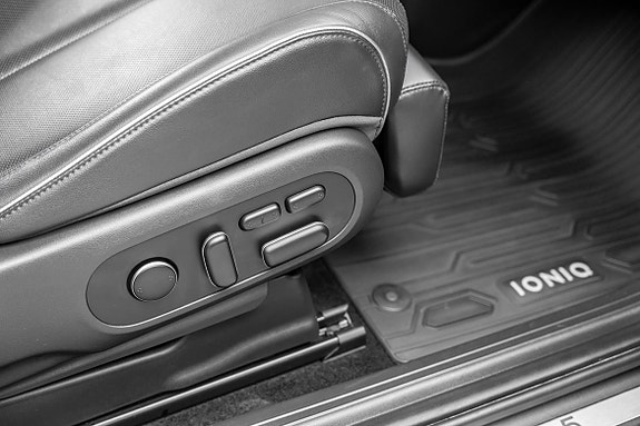 Setejustering og elegante gulvmatter med eksklusiv IONIQ-logo.