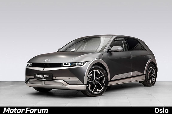 Futuristisk front med skarpe LED-lys og grå lakkfinish.