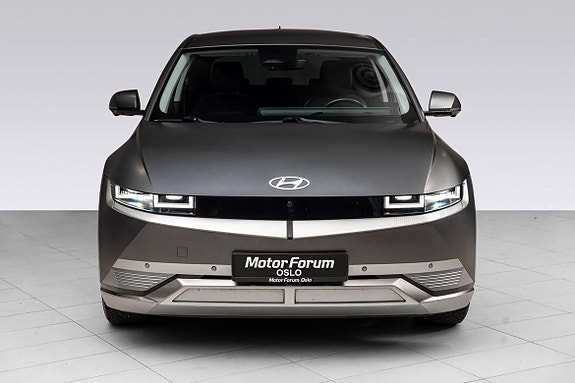 Skarpe LED-hovedlys med sofistikert frontgitter og grå eksklusivitet.