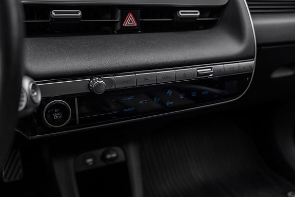 Moderne kontrollpanel med berøringsskjerm og brukervennlige knapper.