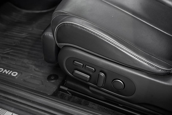 Elektrisk justerbare skinnseter for fører og passasjer.