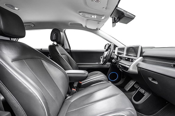 To touchskjermer og skinnseter skaper eksklusivt førermiljø.