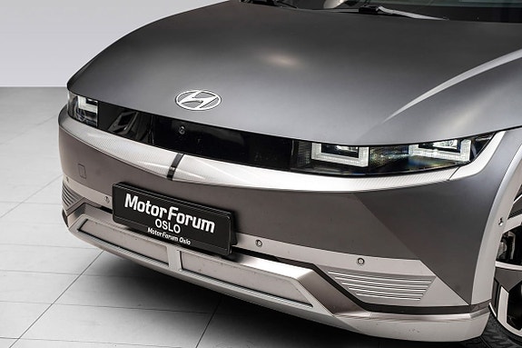 Aerodynamisk front med blendfri fjernlysassistent og tydelige linjer.