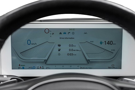 Digital instrumentpanel med klare visninger og kjørefunksjoner.