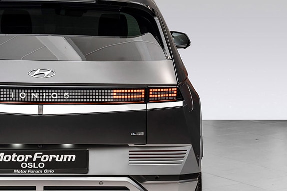 Skarpe LED-baklykter med praktisk og romslig bagasjeromsåpning.