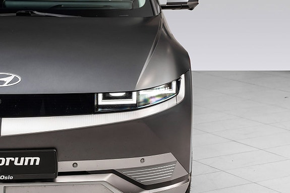 Moderne LED-lys med smidig frontdesign og nøkkelløs åpning.