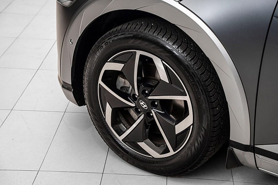 Stilige svarte felger med sølvdetaljer gir sportslig preg.