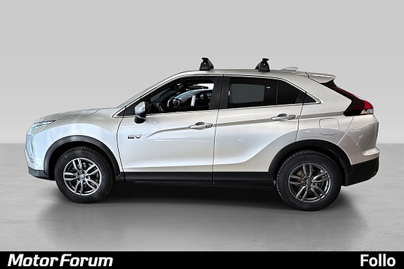 Stilige lettmetallfelger og takrails gir sterk SUV-profil.