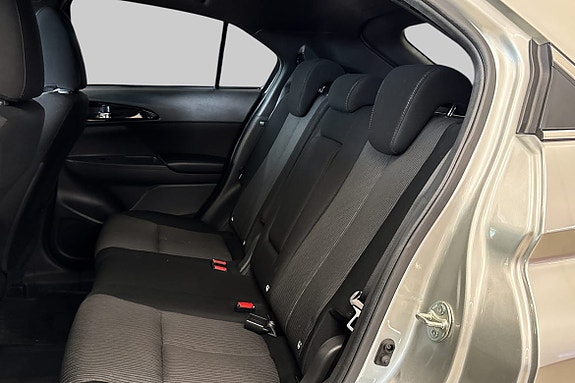 Romslige bakseter med sikkerhetsbelter og ISOFIX for barnesete.