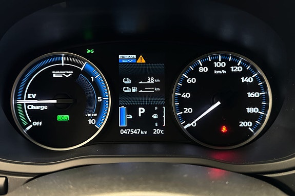 Oversiktlig digitalt dashbord med ladestatus og kjøredynamikk.