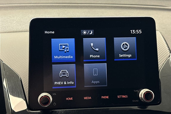 Enkel betjening av multimedia og smarttelefon via touchskjerm.