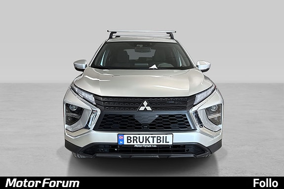 Robust front med integrerte LED-lys og praktiske takrails.