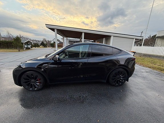 Tesla Model Y 3 of 5