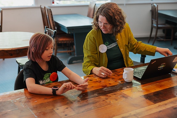 Ansatt snakker med en miljøagent