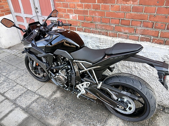Suzuki GSX-8R 4 of 5