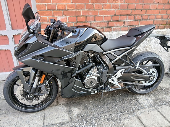 Suzuki GSX-8R 3 of 5