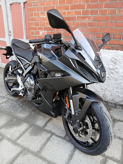 Suzuki GSX-8R 2 of 5
