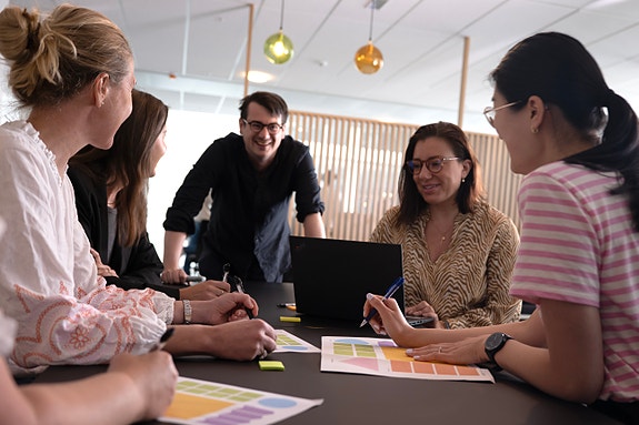 Tre kollegaer i møte