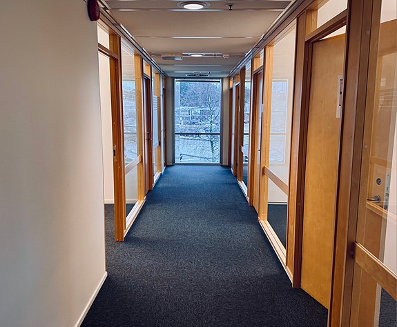 Konsernet har en egen lys og trivelig fløy med individuelle kontorer