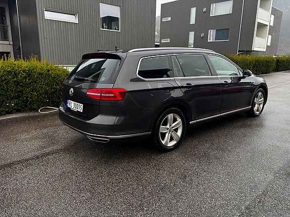 Volkswagen Passat 7 of 30