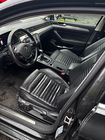 Volkswagen Passat 10 of 30