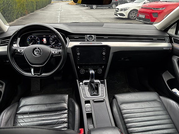 Volkswagen Passat 9 of 30