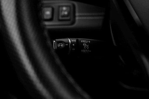 Multifunksjonsratt med komfortable kontrollknapper for kjøreassistanse.