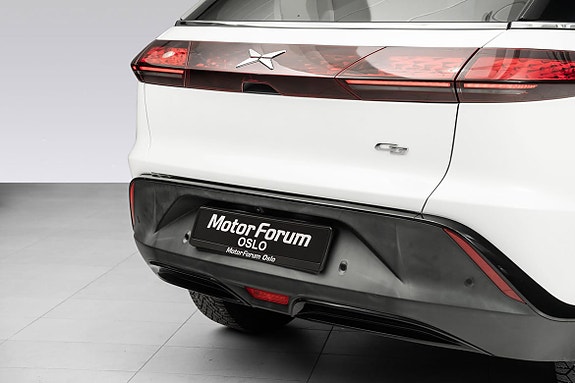 Skarp rear design med parkeringssensorer og stilige detaljer.