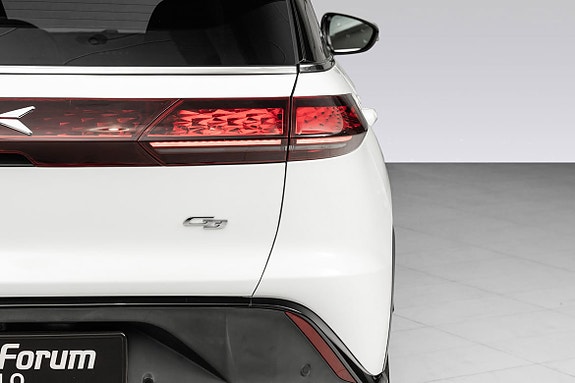 Bakparti med moderne LED-lys og praktiske parkeringsassistenter.