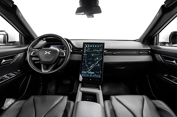 Stilrent dashbord med stor touchskjerm og avansert GPS-navigasjon.