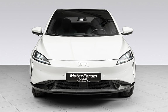 Strømlinjeformet hvit el-SUV med imponerende kjørekomfort og teknologi.