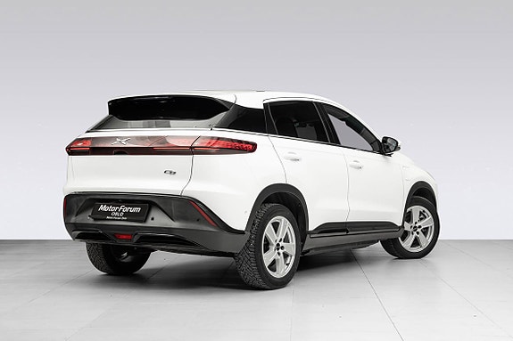 Moderne baklys og sporty tak i kontrastfarge, elegant styling.