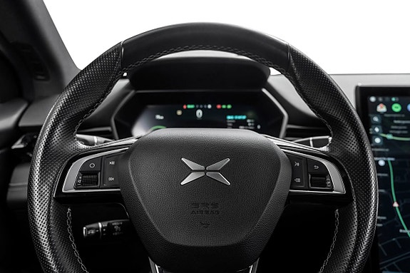 Digital instrumentering og intuitiv touchscreen gir moderne kjøreopplevelse.