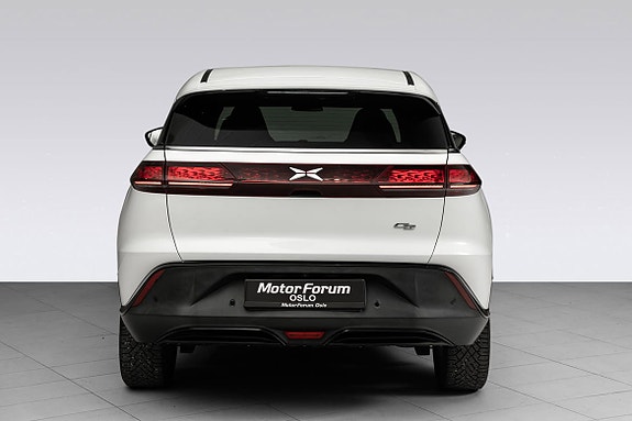 Sportslige detaljer bak med LED-baklys og parkeringssensorer integrert.