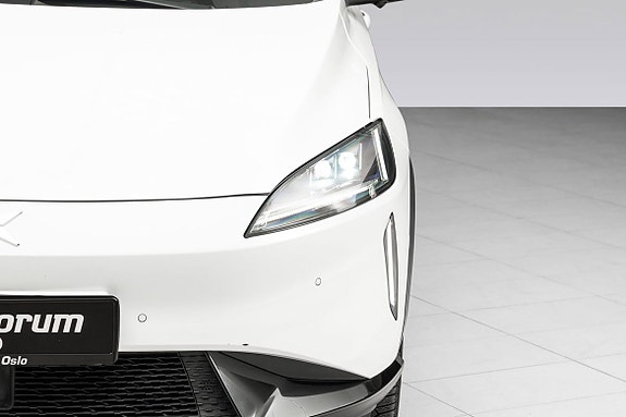 Fremtidsrettet front med skarpe LED-lys og stilfull design.